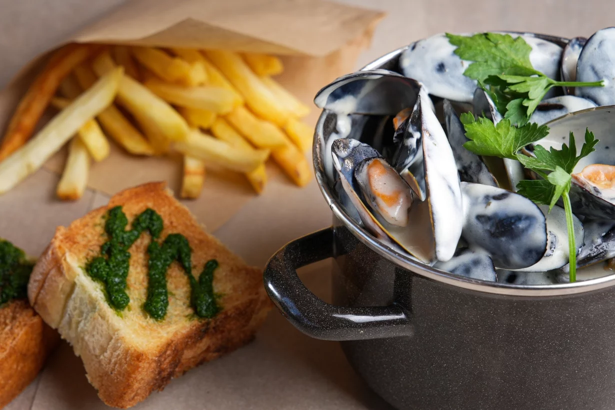 Интерьер/Экстерьер/Банкетная зона/Бар/Стол для двоих/Вход/Главный зал/Lounge зона кафе Мидийный дом фото