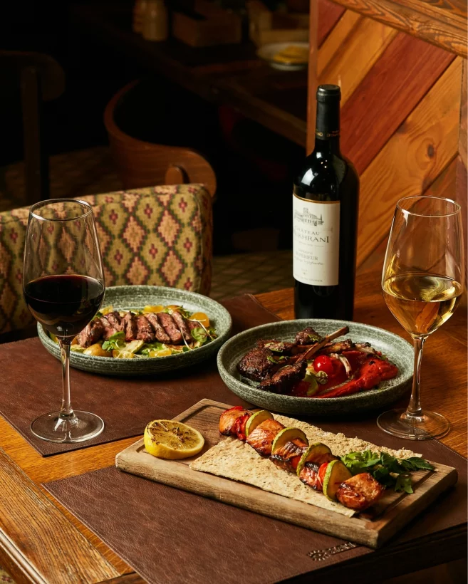 Интерьер/Экстерьер/Банкетная зона/Бар/Стол для двоих/Вход/Главный зал/Lounge зона ресторан Хачо и Пури фото