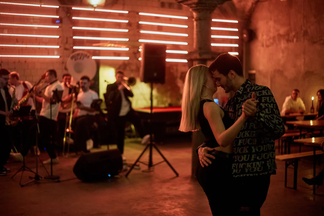 Интерьер/Экстерьер/Банкетная зона/Бар/Стол для двоих/Вход/Главный зал/Lounge зона бар AF Brew Taproom фото