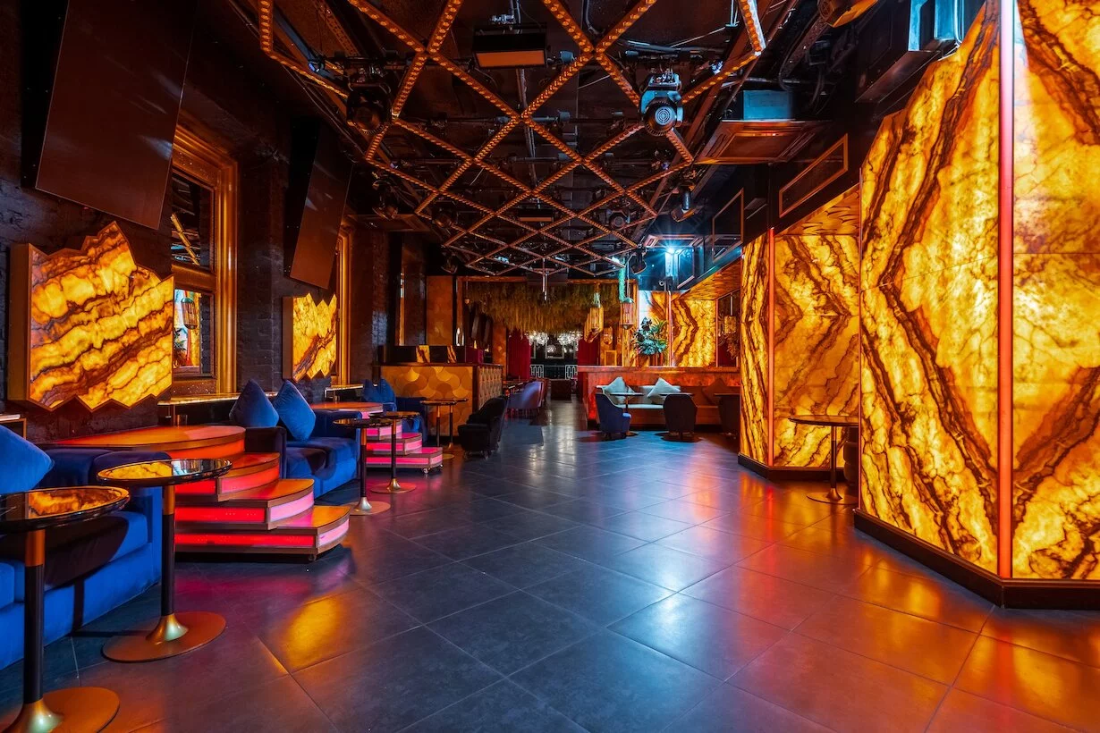 Интерьер/Экстерьер/Банкетная зона/Бар/Стол для двоих/Вход/Главный зал/Lounge зона клуб Project фото