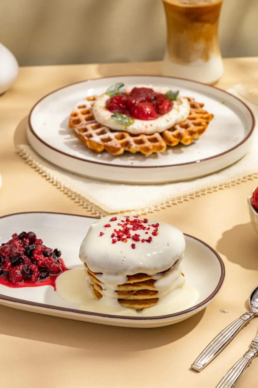 Интерьер/Экстерьер/Банкетная зона/Бар/Стол для двоих/Вход/Главный зал/Lounge зона кафе Здрасте фото