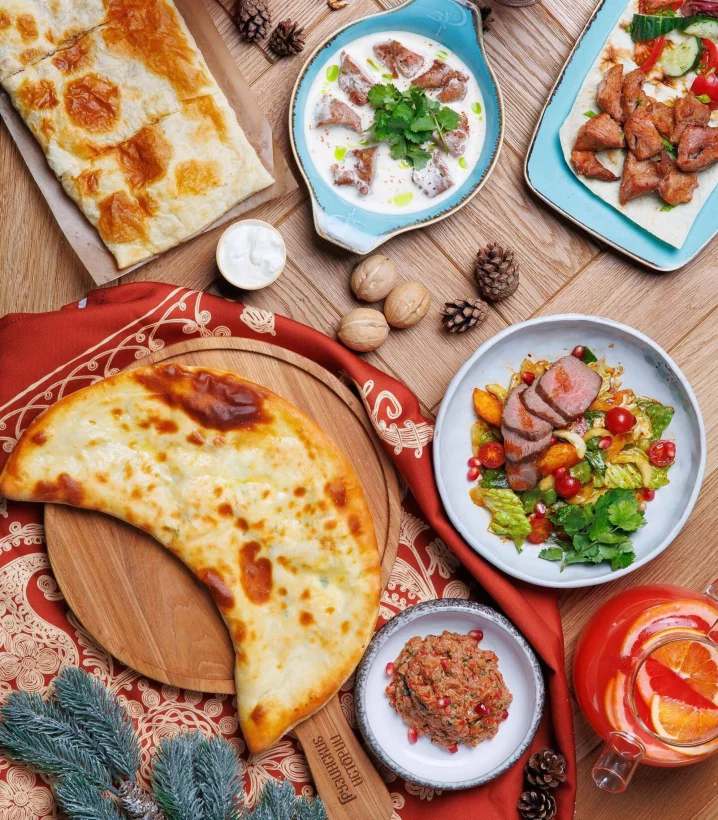 Интерьер/Экстерьер/Банкетная зона/Бар/Стол для двоих/Вход/Главный зал/Lounge зона ресторан Грузинские истории фото