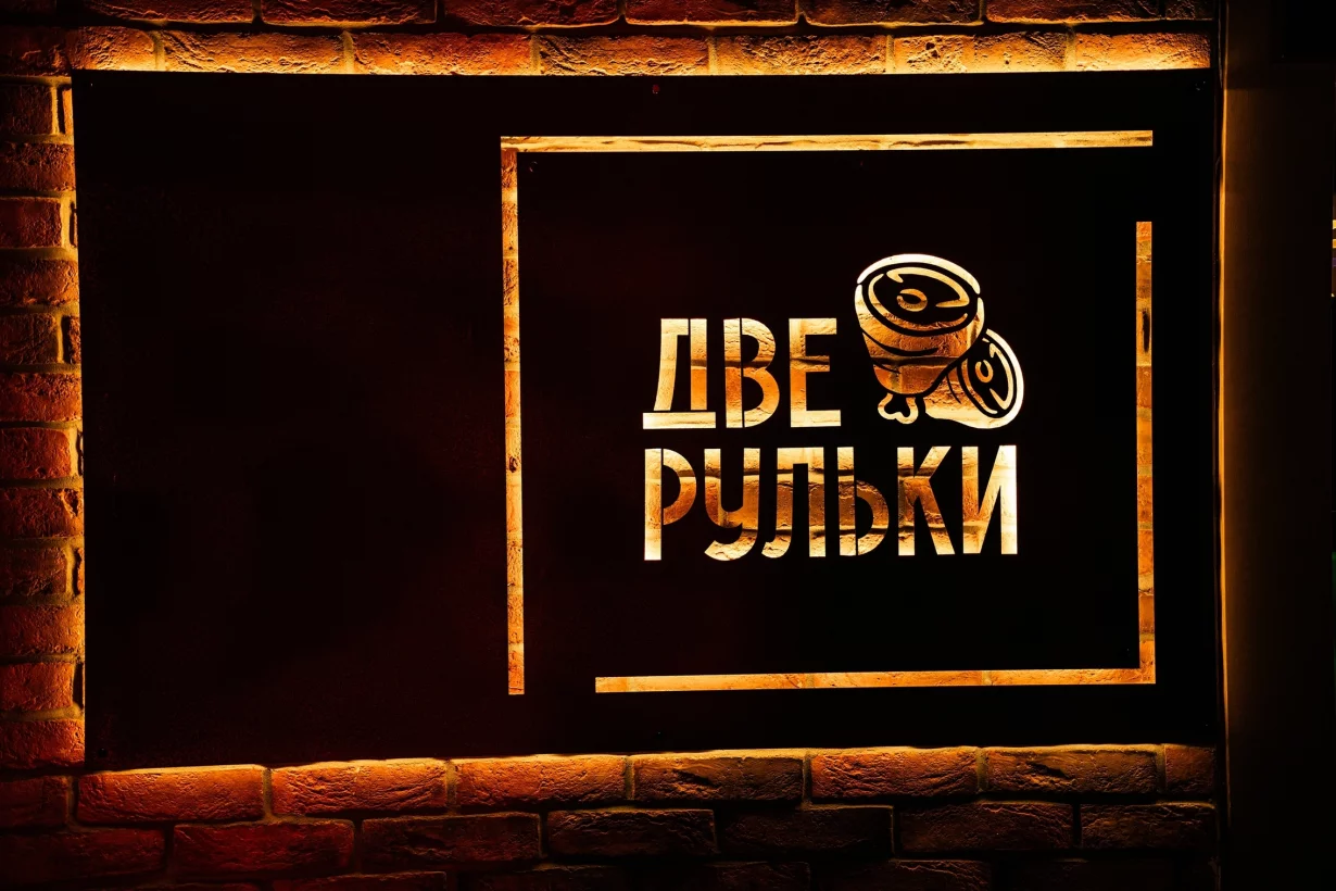 Интерьер/Экстерьер/Банкетная зона/Бар/Стол для двоих/Вход/Главный зал/Lounge зона ресторан Две рульки фото