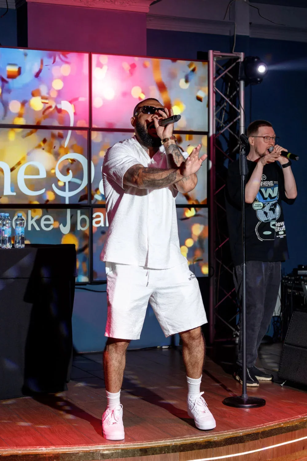 Интерьер/Экстерьер/Банкетная зона/Бар/Стол для двоих/Вход/Главный зал/Lounge зона караоке-клуб Опера фото