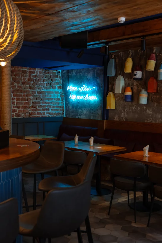 Интерьер/Экстерьер/Банкетная зона/Бар/Стол для двоих/Вход/Главный зал/Lounge зона бар Моряк и чайка фото