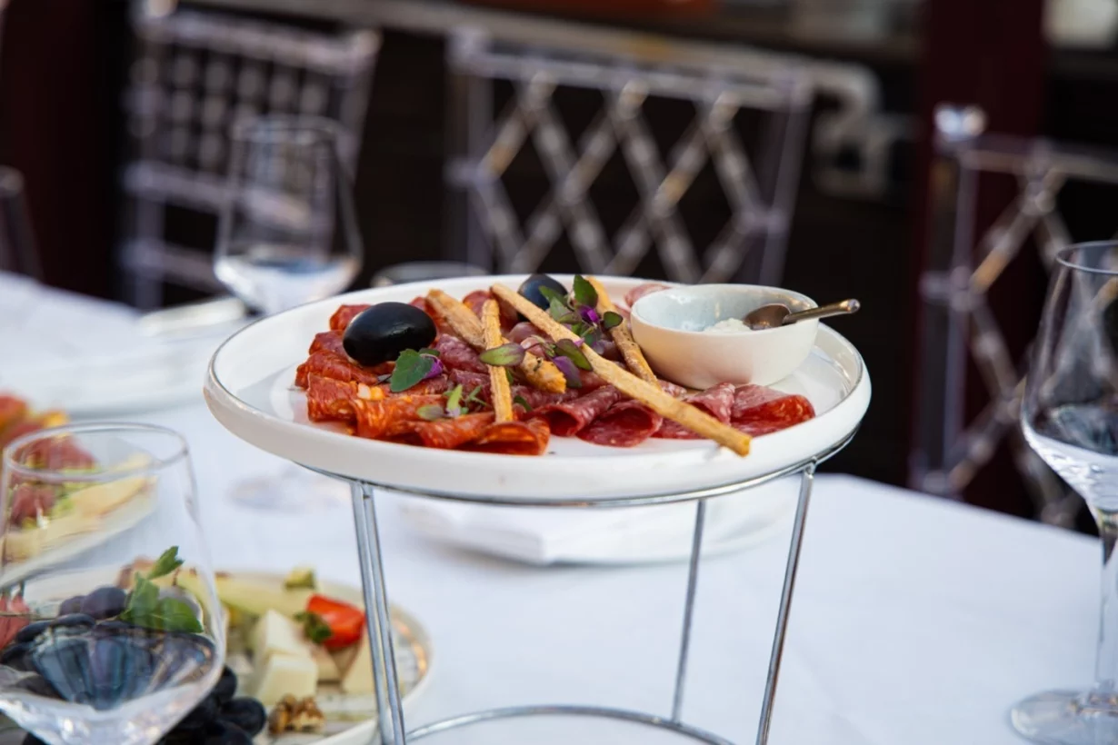 Интерьер/Экстерьер/Банкетная зона/Бар/Стол для двоих/Вход/Главный зал/Lounge зона ресторан Lauren Parker фото