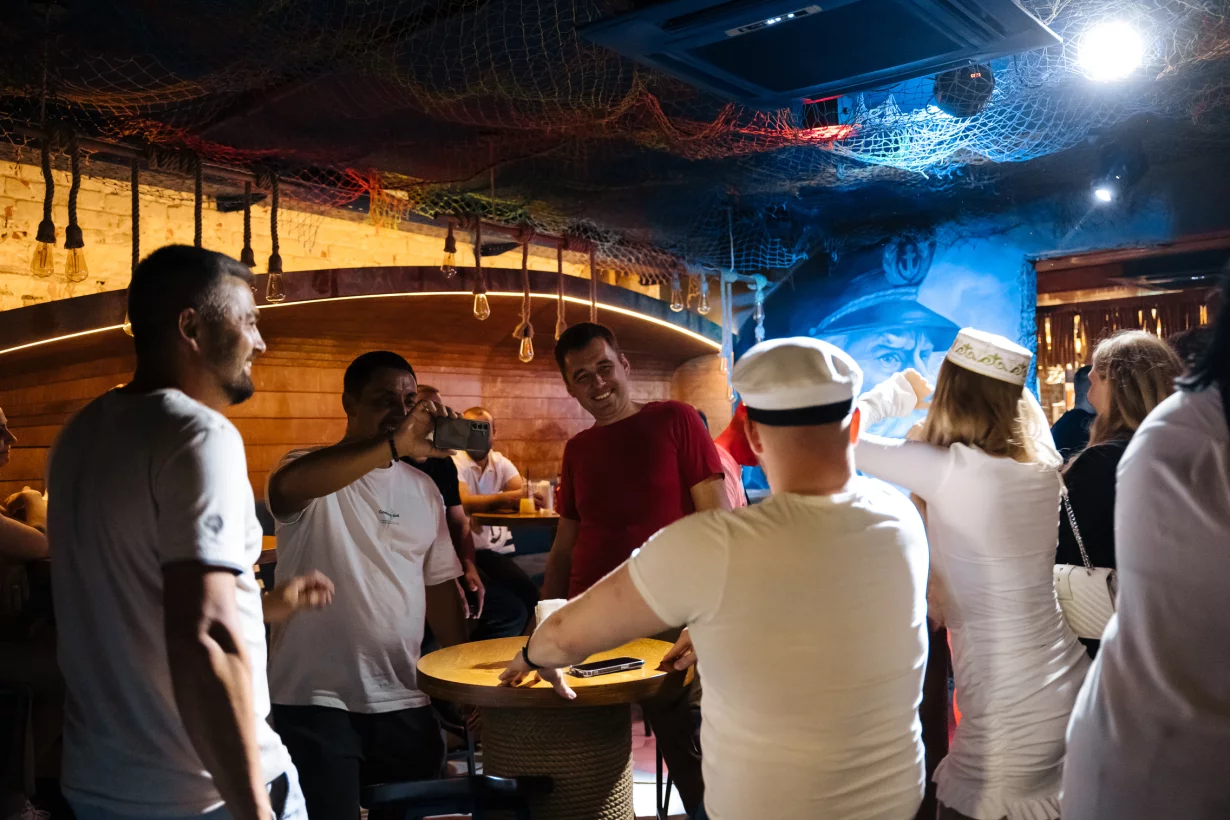 Интерьер/Экстерьер/Банкетная зона/Бар/Стол для двоих/Вход/Главный зал/Lounge зона бар Моряк и чайка фото