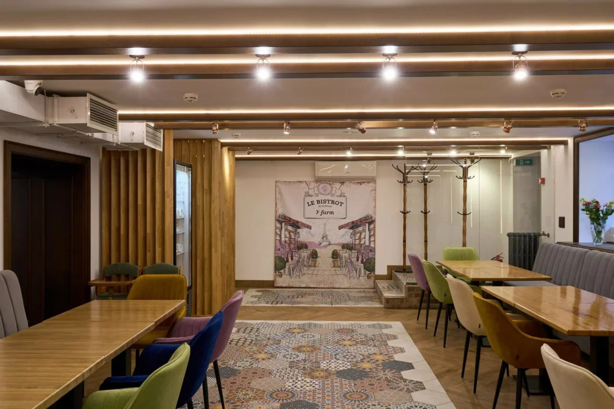 Интерьер/Экстерьер/Банкетная зона/Бар/Стол для двоих/Вход/Главный зал/Lounge зона ресторан Le Bistrot de la Ferm фото