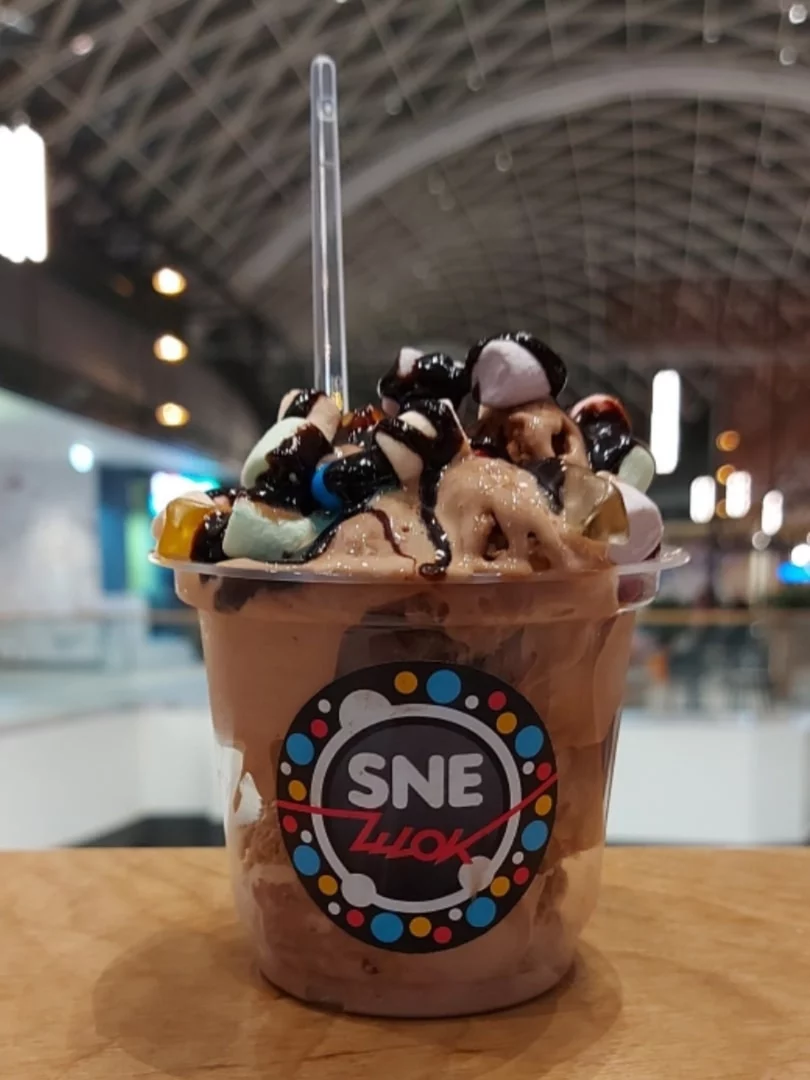 Интерьер/Экстерьер/Банкетная зона/Бар/Стол для двоих/Вход/Главный зал/Lounge зона кафе-мороженое СнеШок фото