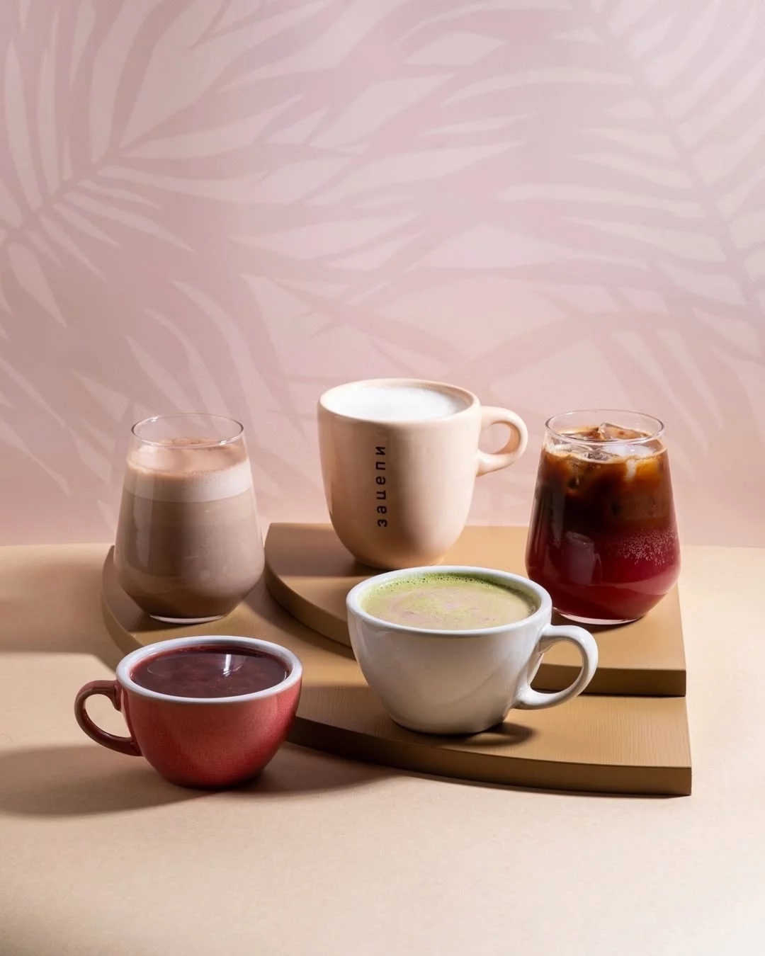 Интерьер/Экстерьер/Банкетная зона/Бар/Стол для двоих/Вход/Главный зал/Lounge зона кофейня Зацепи кофе фото