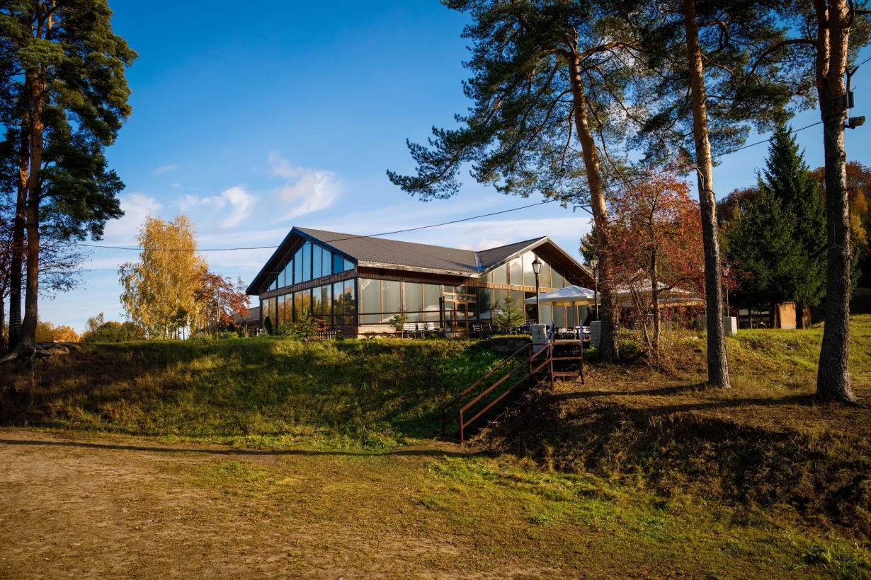 Интерьер/Экстерьер/Банкетная зона/Бар/Стол для двоих/Вход/Главный зал/Lounge зона банкетный зал Шале на склоне фото