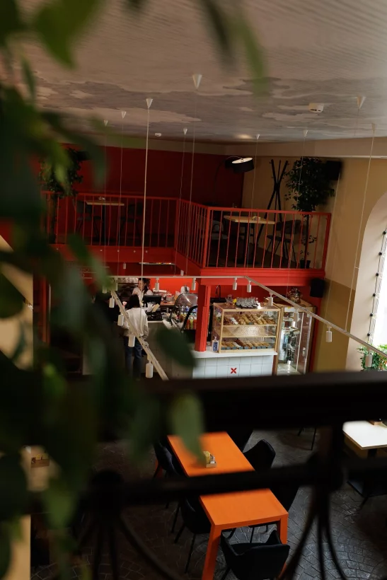 Интерьер/Экстерьер/Банкетная зона/Бар/Стол для двоих/Вход/Главный зал/Lounge зона кафе Бистро фото