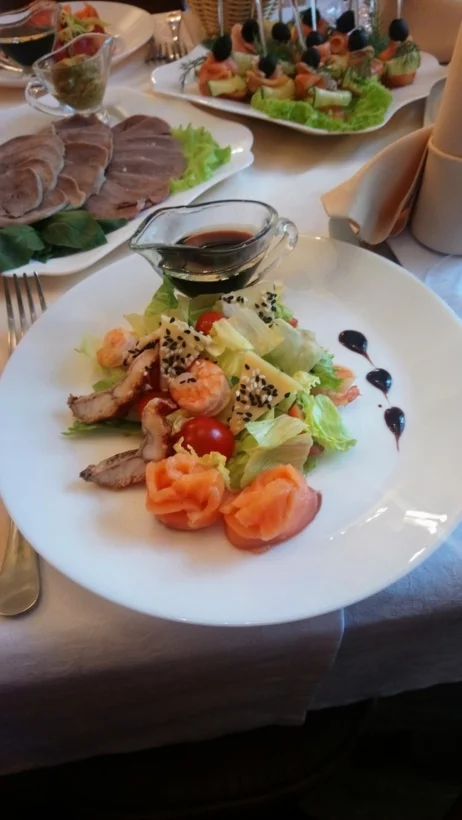 Интерьер/Экстерьер/Банкетная зона/Бар/Стол для двоих/Вход/Главный зал/Lounge зона кафе Старый дворик фото