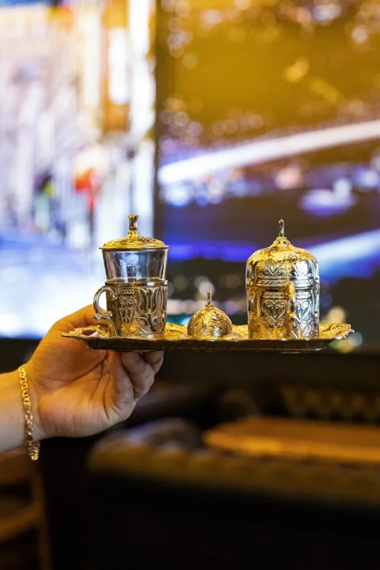 Интерьер/Экстерьер/Банкетная зона/Бар/Стол для двоих/Вход/Главный зал/Lounge зона ресторан Taksimmaydan фото