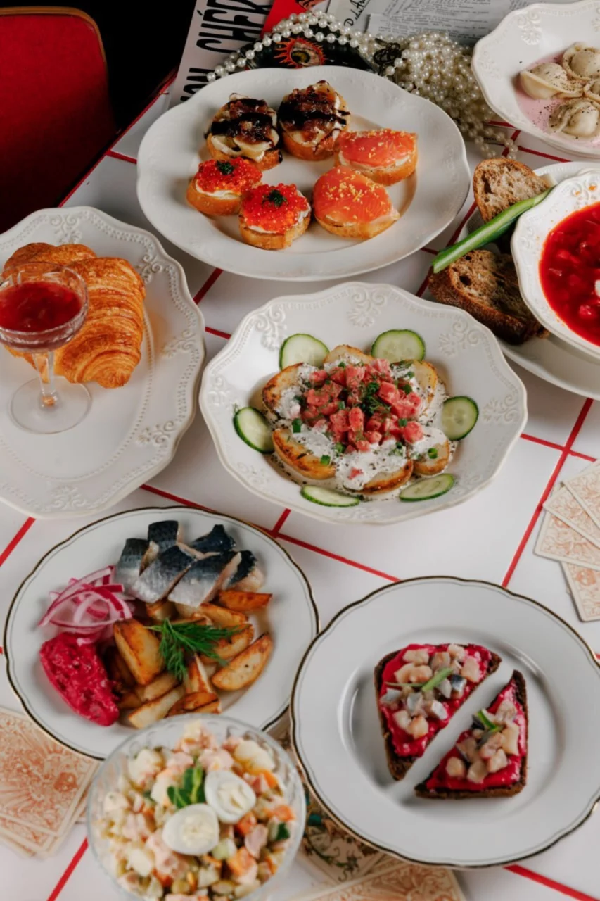 Интерьер/Экстерьер/Банкетная зона/Бар/Стол для двоих/Вход/Главный зал/Lounge зона рюмочная Богема фото