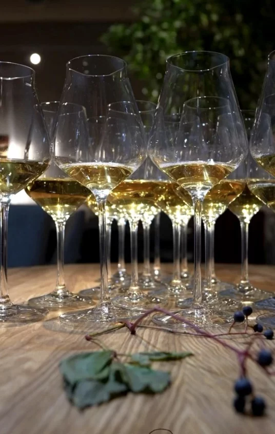 Интерьер/Экстерьер/Банкетная зона/Бар/Стол для двоих/Вход/Главный зал/Lounge зона ресторан Wine Puppets фото