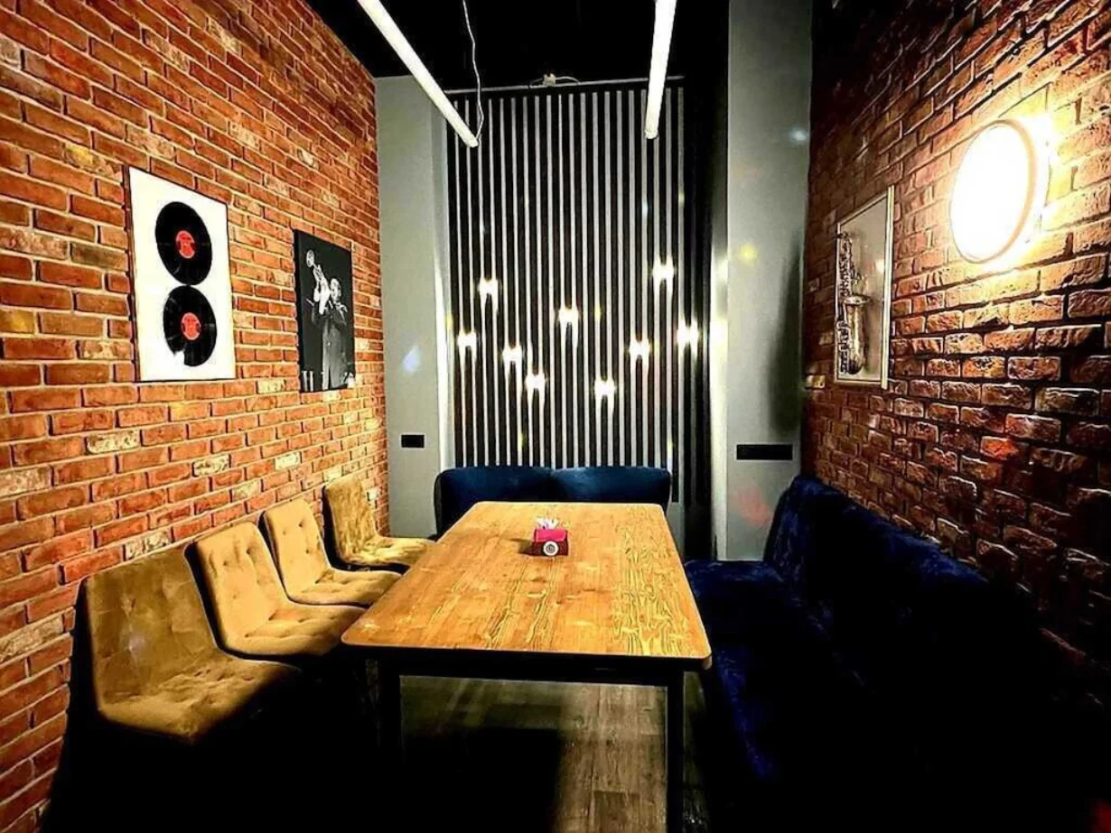 Интерьер/Экстерьер/Банкетная зона/Бар/Стол для двоих/Вход/Главный зал/Lounge зона клуб High Ground фото