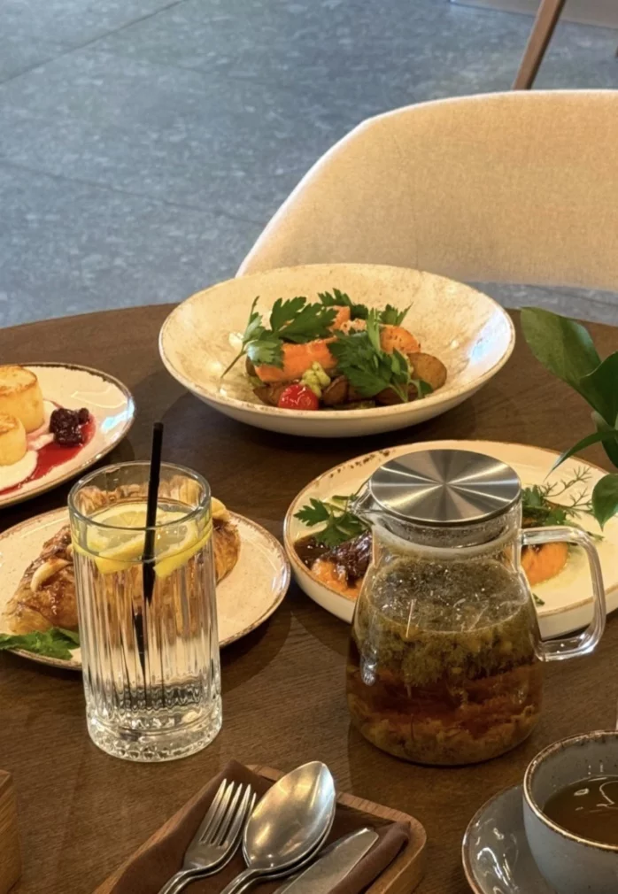 Интерьер/Экстерьер/Банкетная зона/Бар/Стол для двоих/Вход/Главный зал/Lounge зона кафе Тренди фото