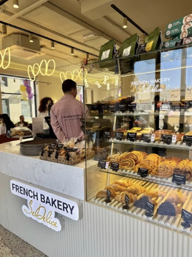 Интерьер/Экстерьер/Банкетная зона/Бар/Стол для двоих/Вход/Главный зал/Lounge зона пекарня French Bakery SeDelice фото