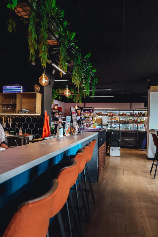 Интерьер/Экстерьер/Банкетная зона/Бар/Стол для двоих/Вход/Главный зал/Lounge зона гастробар Деликатеска фото