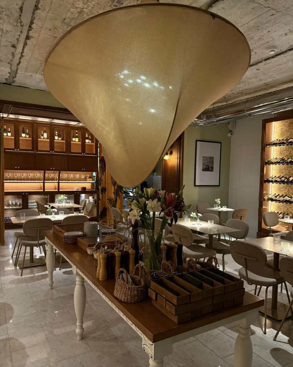 Интерьер/Экстерьер/Банкетная зона/Бар/Стол для двоих/Вход/Главный зал/Lounge зона ресторан Ponte фото