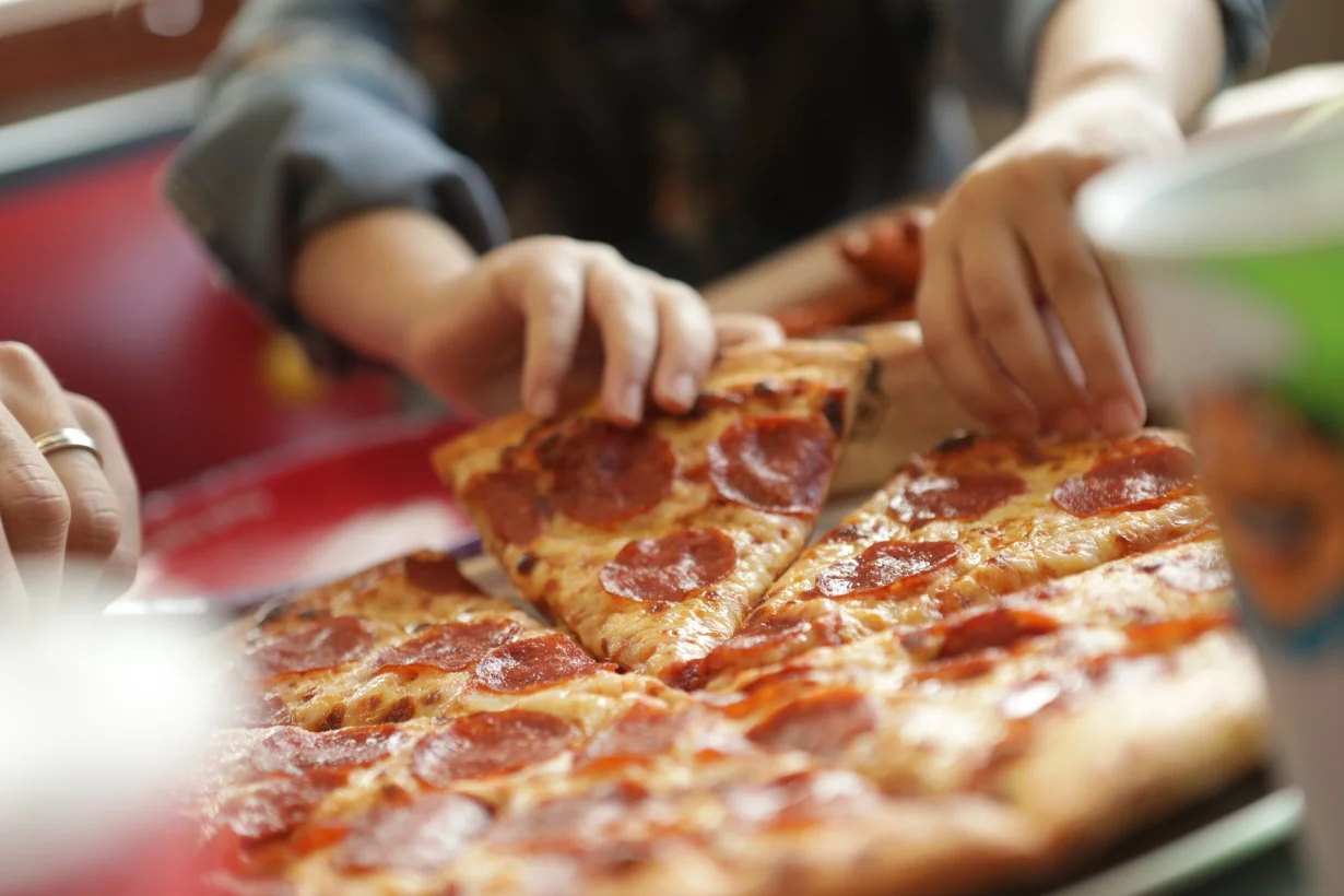 Интерьер/Экстерьер/Банкетная зона/Бар/Стол для двоих/Вход/Главный зал/Lounge зона служба доставки Cranz Pizza фото