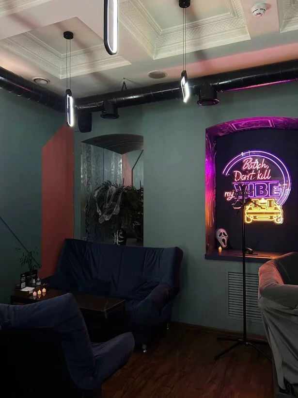 Интерьер/Экстерьер/Банкетная зона/Бар/Стол для двоих/Вход/Главный зал/Lounge зона лаунж Hills фото