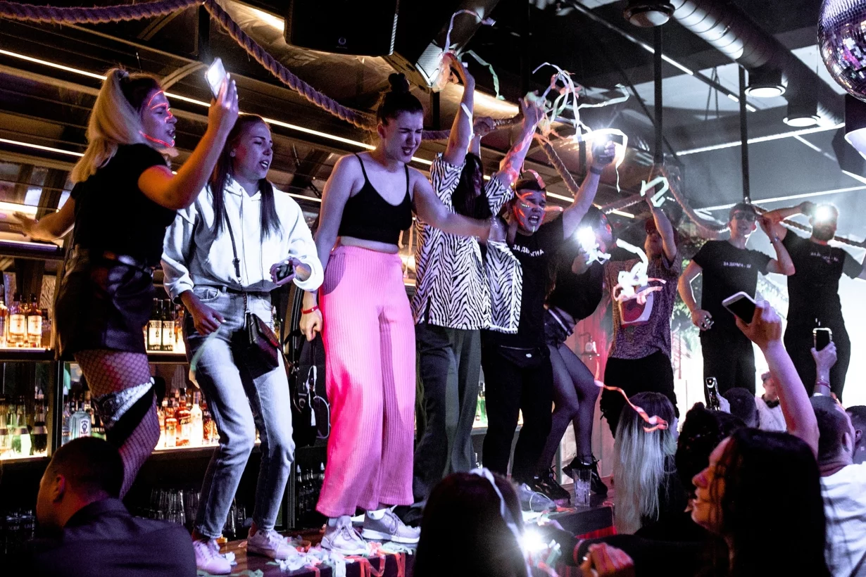 Интерьер/Экстерьер/Банкетная зона/Бар/Стол для двоих/Вход/Главный зал/Lounge зона бар Nebar фото