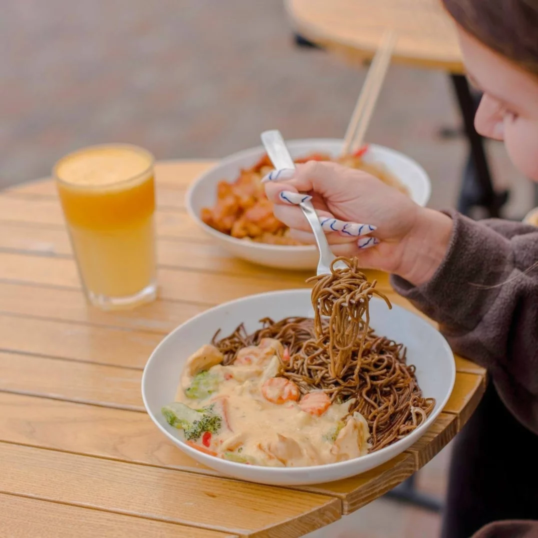 Интерьер/Экстерьер/Банкетная зона/Бар/Стол для двоих/Вход/Главный зал/Lounge зона кафе Фьюжн экспресс фото