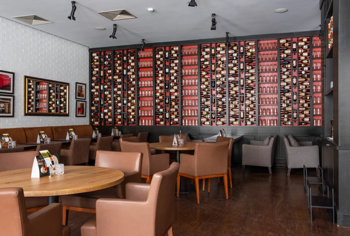 Интерьер/Экстерьер/Банкетная зона/Бар/Стол для двоих/Вход/Главный зал/Lounge зона кафе Академия фото