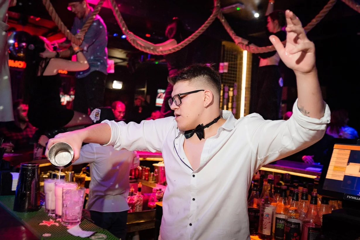 Интерьер/Экстерьер/Банкетная зона/Бар/Стол для двоих/Вход/Главный зал/Lounge зона клуб Синий Nebar фото