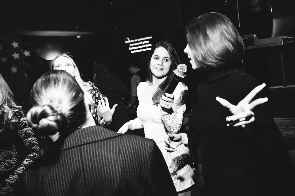 Интерьер/Экстерьер/Банкетная зона/Бар/Стол для двоих/Вход/Главный зал/Lounge зона караоке-клуб Grammy's Караоке фото