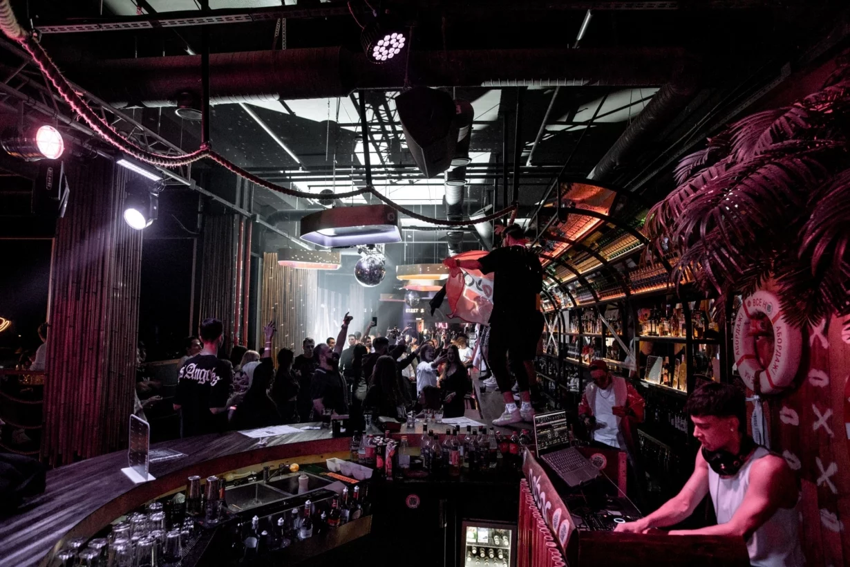 Интерьер/Экстерьер/Банкетная зона/Бар/Стол для двоих/Вход/Главный зал/Lounge зона бар Nebar фото