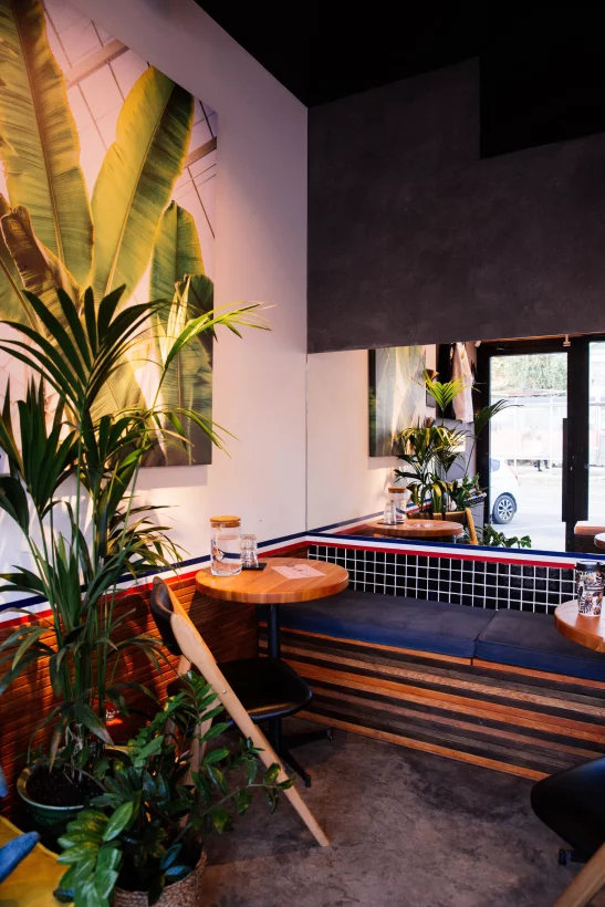 Интерьер/Экстерьер/Банкетная зона/Бар/Стол для двоих/Вход/Главный зал/Lounge зона кофейня Surf Coffee фото