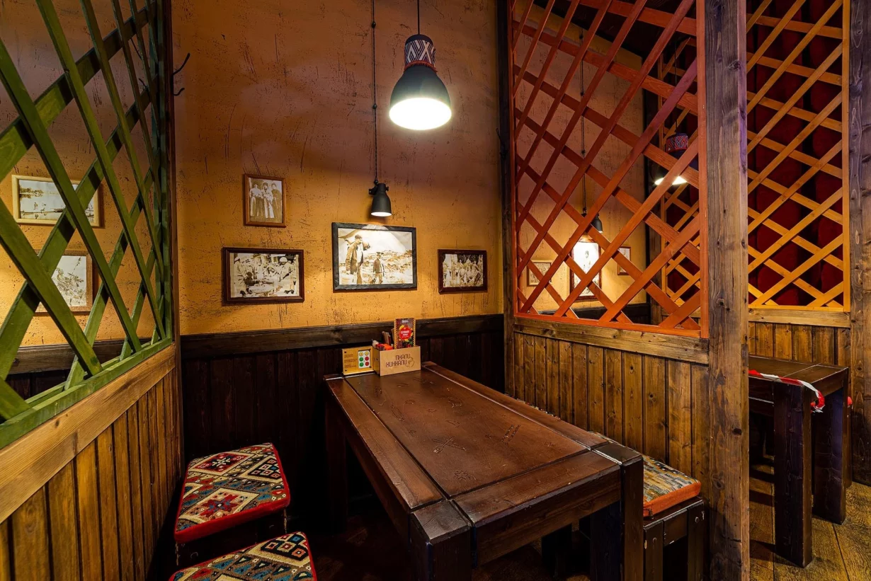 Интерьер/Экстерьер/Банкетная зона/Бар/Стол для двоих/Вход/Главный зал/Lounge зона ресторан ПхалиХинкали фото