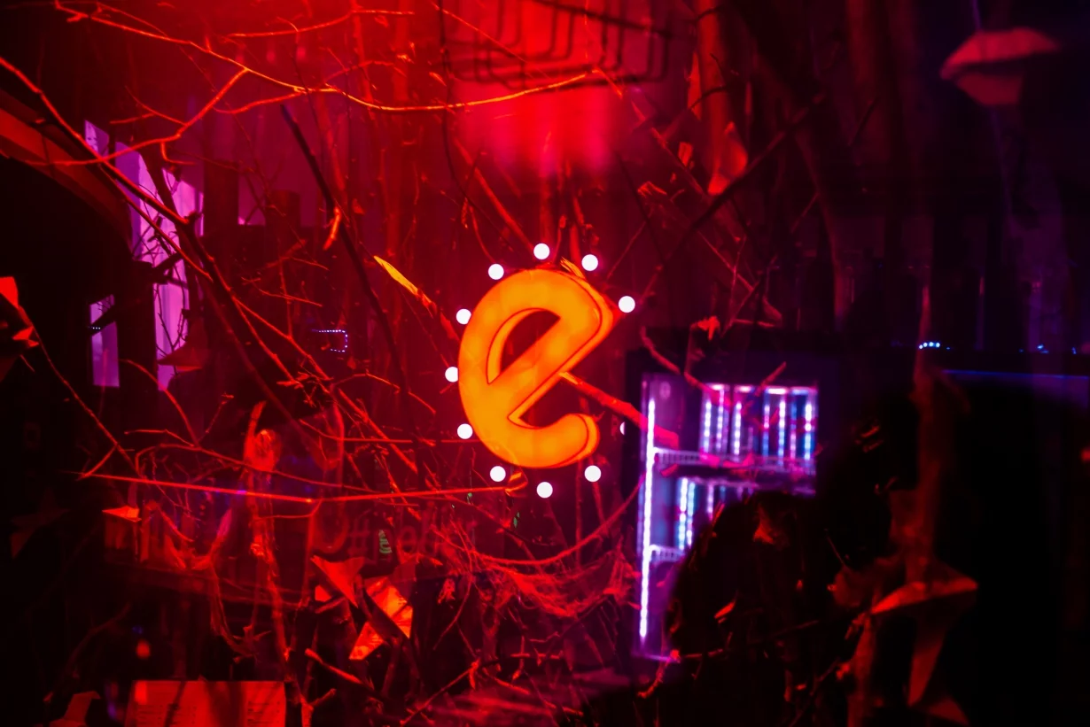 Интерьер/Экстерьер/Банкетная зона/Бар/Стол для двоих/Вход/Главный зал/Lounge зона бар Nebar фото