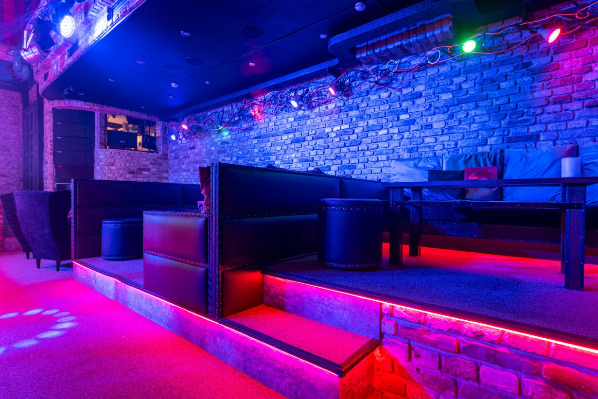 Интерьер/Экстерьер/Банкетная зона/Бар/Стол для двоих/Вход/Главный зал/Lounge зона клуб Burlesque фото