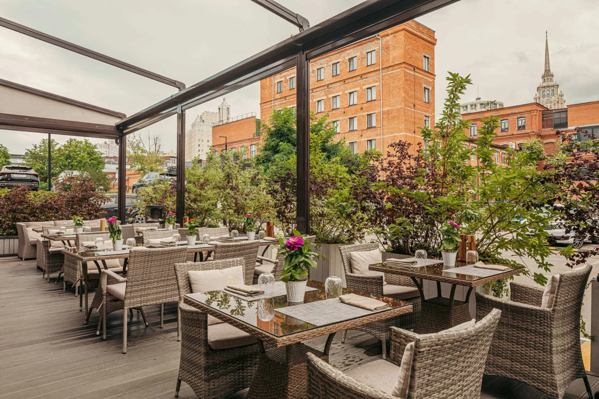 Интерьер/Экстерьер/Банкетная зона/Бар/Стол для двоих/Вход/Главный зал/Lounge зона ресторан Uhvat фото