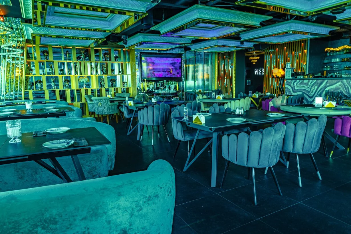 Интерьер/Экстерьер/Банкетная зона/Бар/Стол для двоих/Вход/Главный зал/Lounge зона лаунж Nebo Lounge&Bar фото