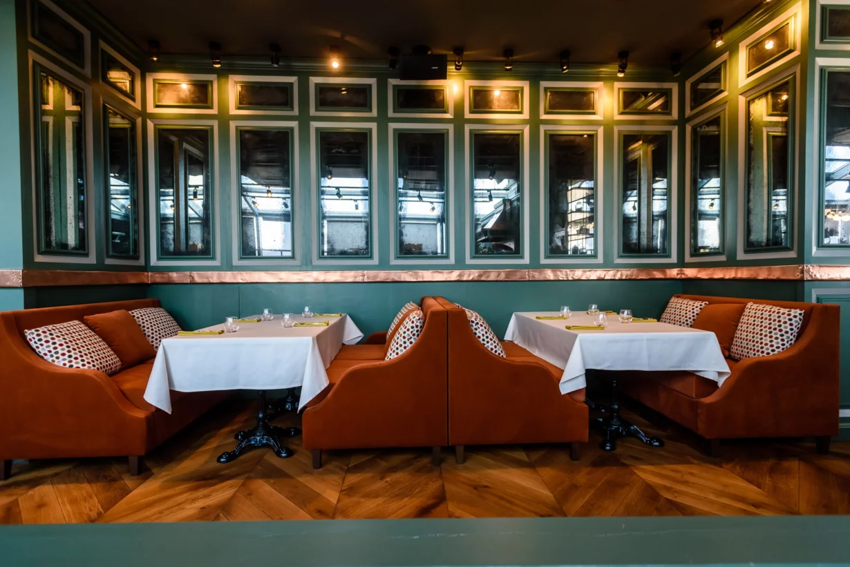 Интерьер/Экстерьер/Банкетная зона/Бар/Стол для двоих/Вход/Главный зал/Lounge зона ресторан Паруса на крыше фото