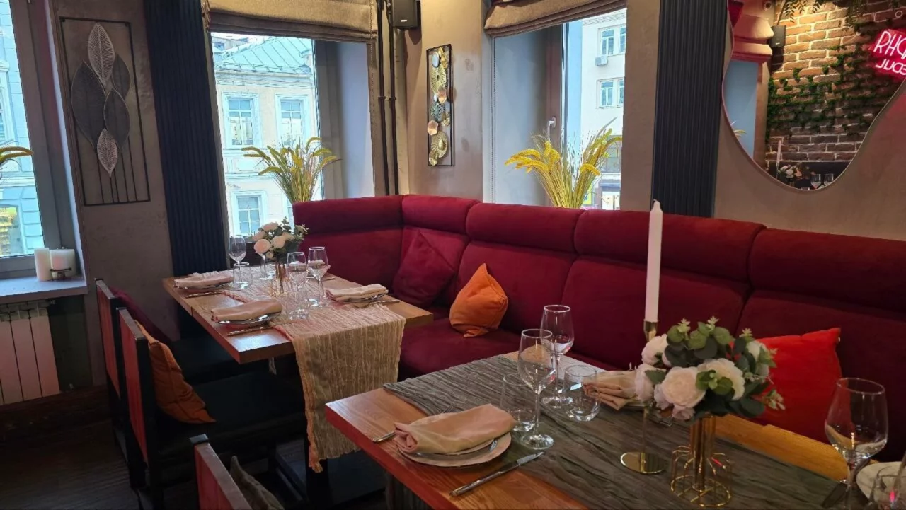 Интерьер/Экстерьер/Банкетная зона/Бар/Стол для двоих/Вход/Главный зал/Lounge зона ресторан Раковарня «В ус не дул» на Пятницкой фото