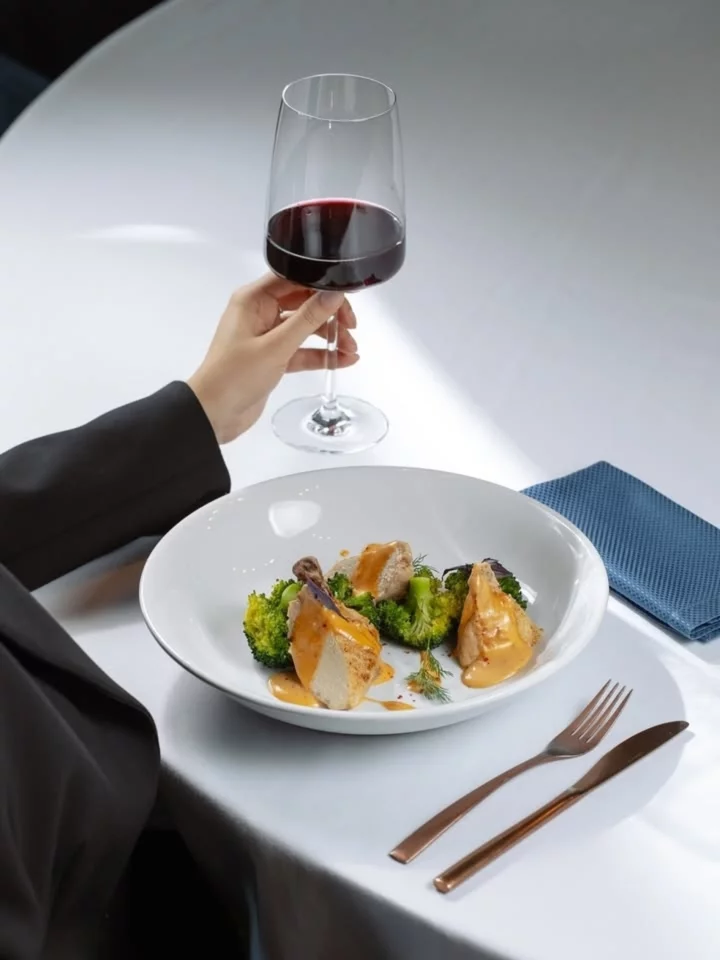 Интерьер/Экстерьер/Банкетная зона/Бар/Стол для двоих/Вход/Главный зал/Lounge зона ресторан Milli фото