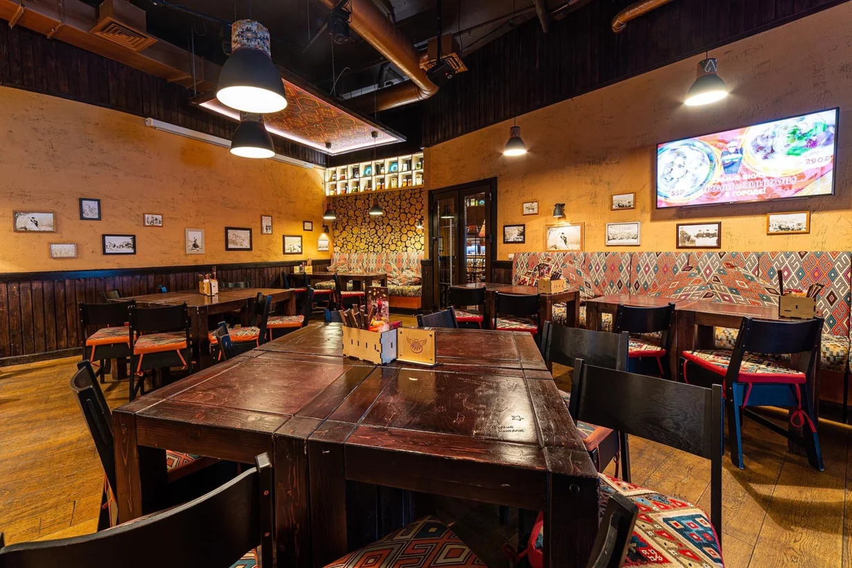 Интерьер/Экстерьер/Банкетная зона/Бар/Стол для двоих/Вход/Главный зал/Lounge зона ресторан ПхалиХинкали фото