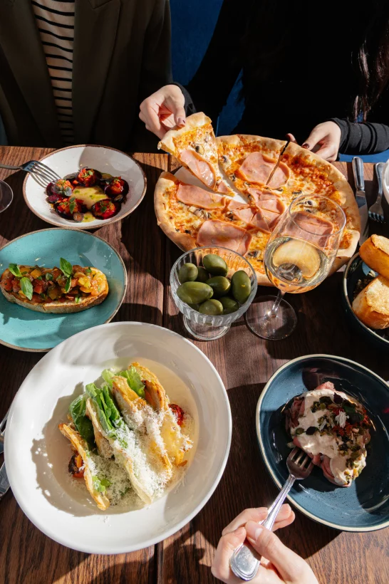 Интерьер/Экстерьер/Банкетная зона/Бар/Стол для двоих/Вход/Главный зал/Lounge зона ресторан Sapori di Italia фото