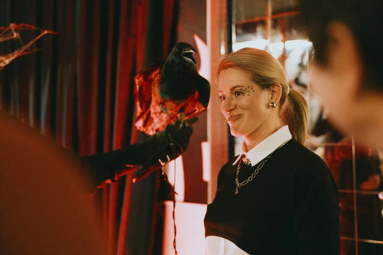 Интерьер/Экстерьер/Банкетная зона/Бар/Стол для двоих/Вход/Главный зал/Lounge зона бар Люди в синем фото