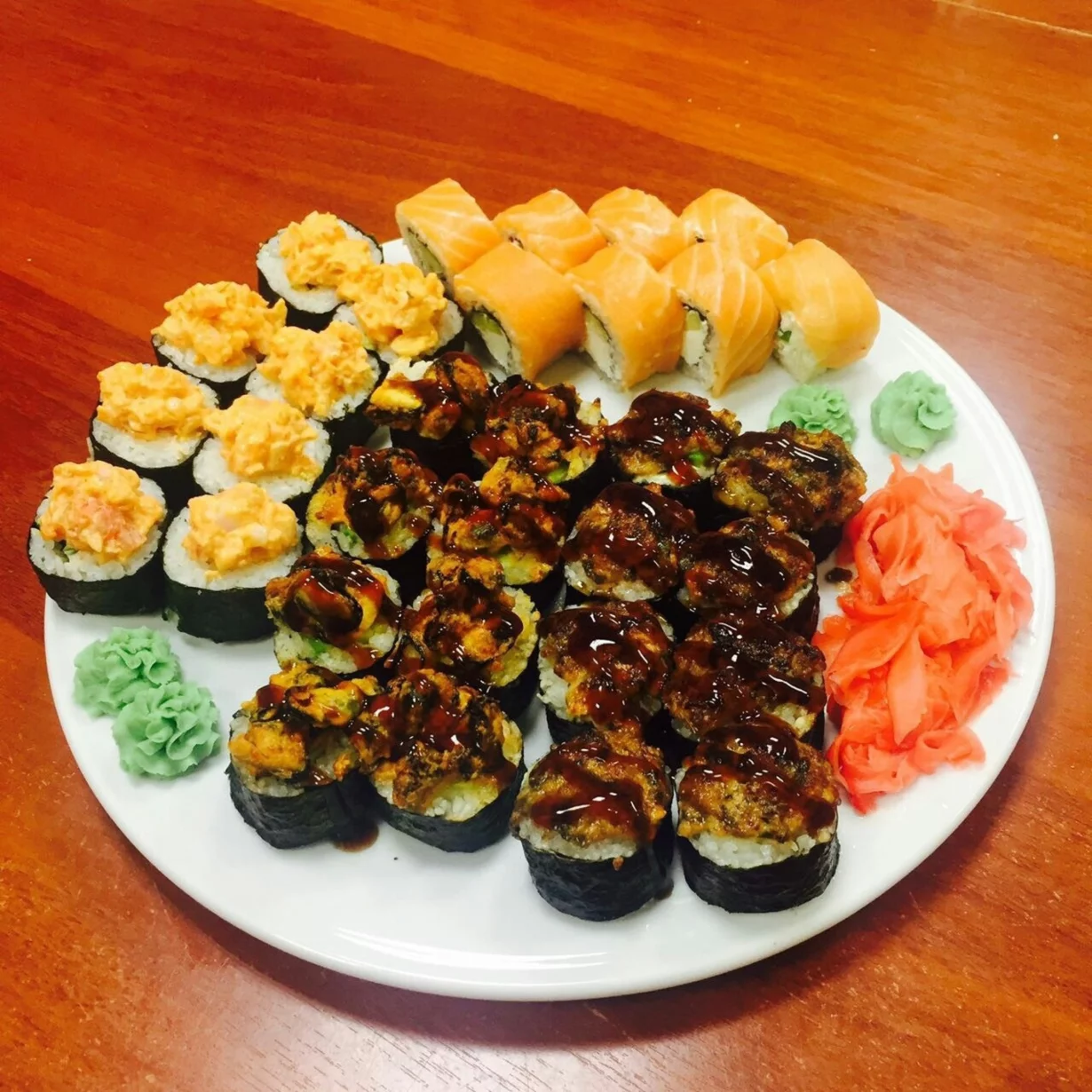 Интерьер/Экстерьер/Банкетная зона/Бар/Стол для двоих/Вход/Главный зал/Lounge зона кафе Ролл Хаус фото