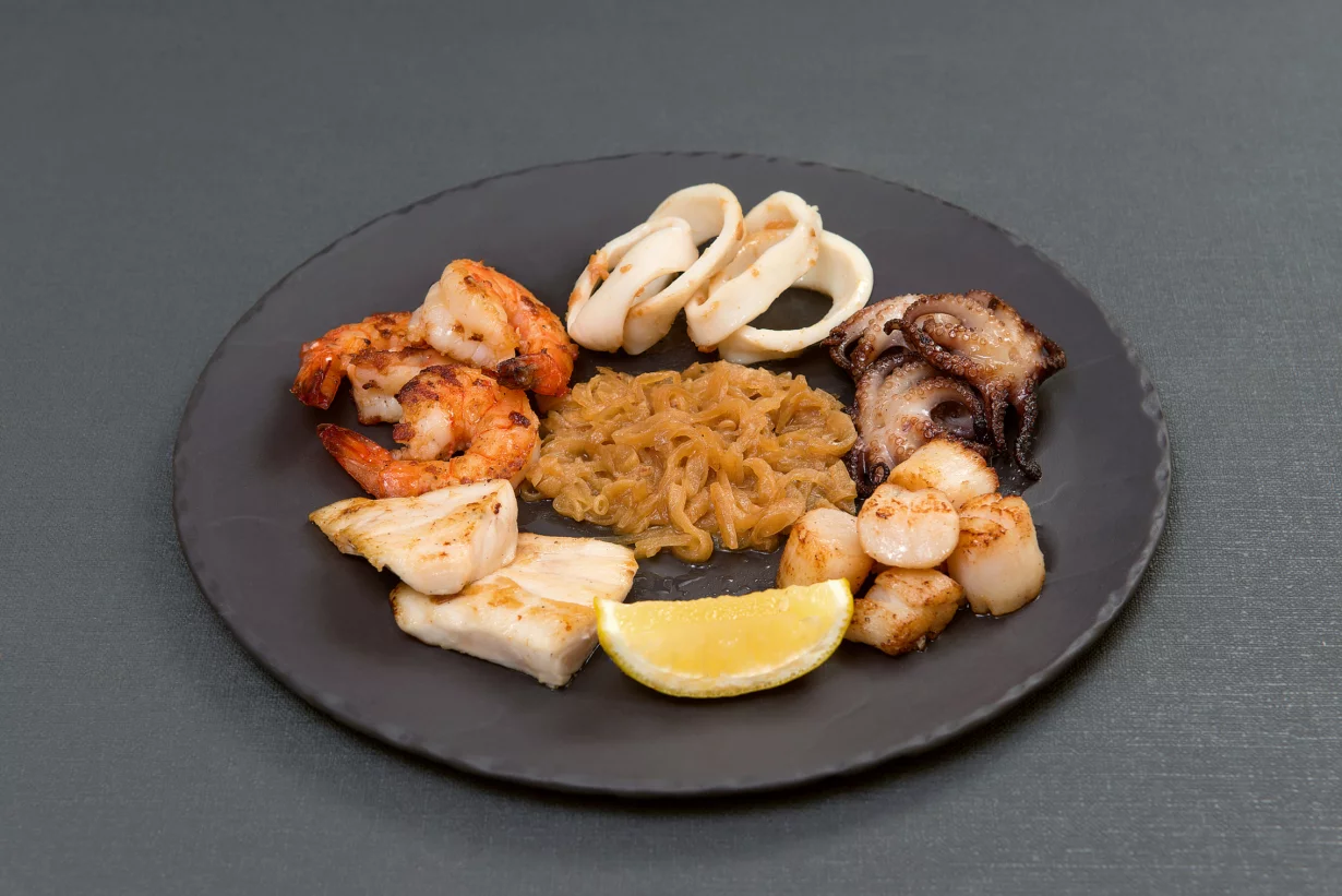 Интерьер/Экстерьер/Банкетная зона/Бар/Стол для двоих/Вход/Главный зал/Lounge зона ресторан Такэ фото