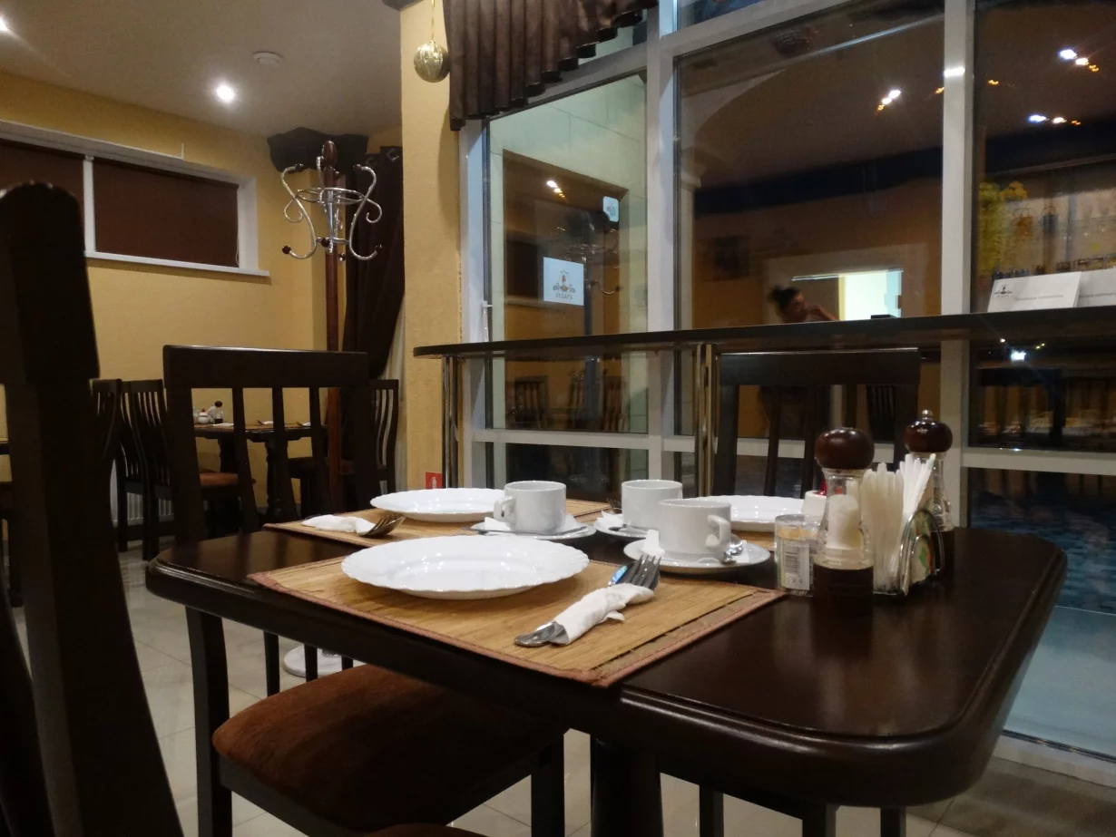 Интерьер/Экстерьер/Банкетная зона/Бар/Стол для двоих/Вход/Главный зал/Lounge зона кафе ПридворовЪ фото