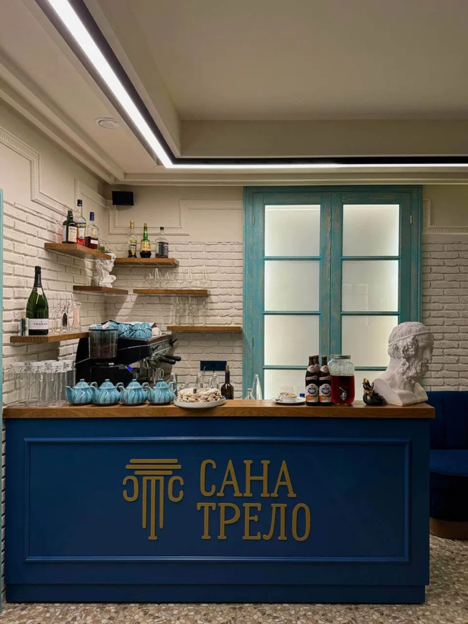 Интерьер/Экстерьер/Банкетная зона/Бар/Стол для двоих/Вход/Главный зал/Lounge зона ресторан Санатрело фото