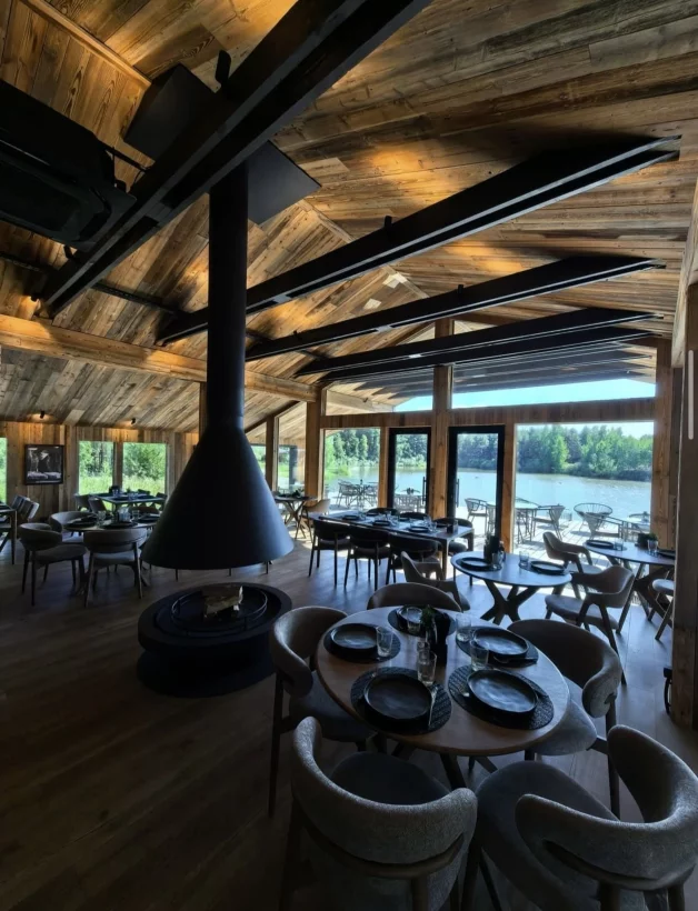 Интерьер/Экстерьер/Банкетная зона/Бар/Стол для двоих/Вход/Главный зал/Lounge зона ресторан Wood Wood Wood фото